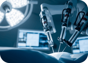 sala-operatoria-con-luce-e-strumenti-medicali